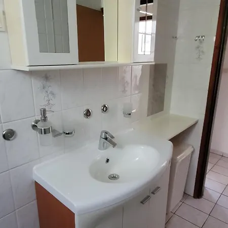Lela Apartment Vir