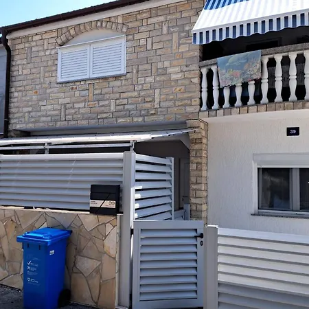 Lela Apartment *