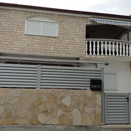 Apartment Lela Vir